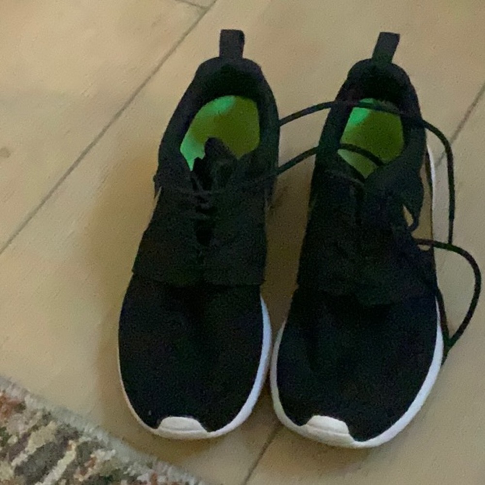 Nike tennis shoe